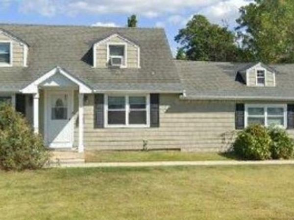 95 Carlls Path , North Babylon, NY 11703