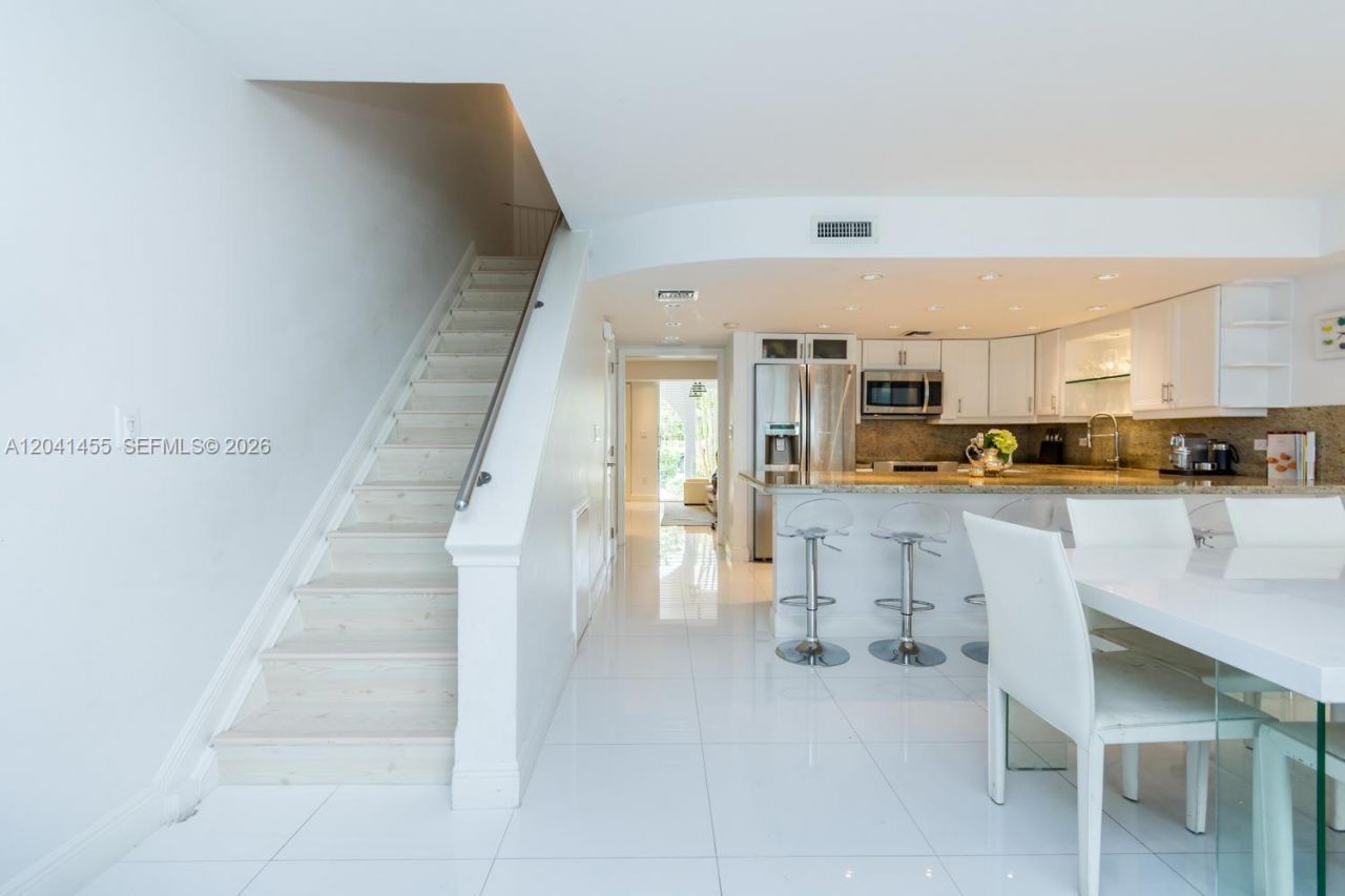 425 Grapetree Dr , Unit 206, Key Biscayne, FL 33149 Photo