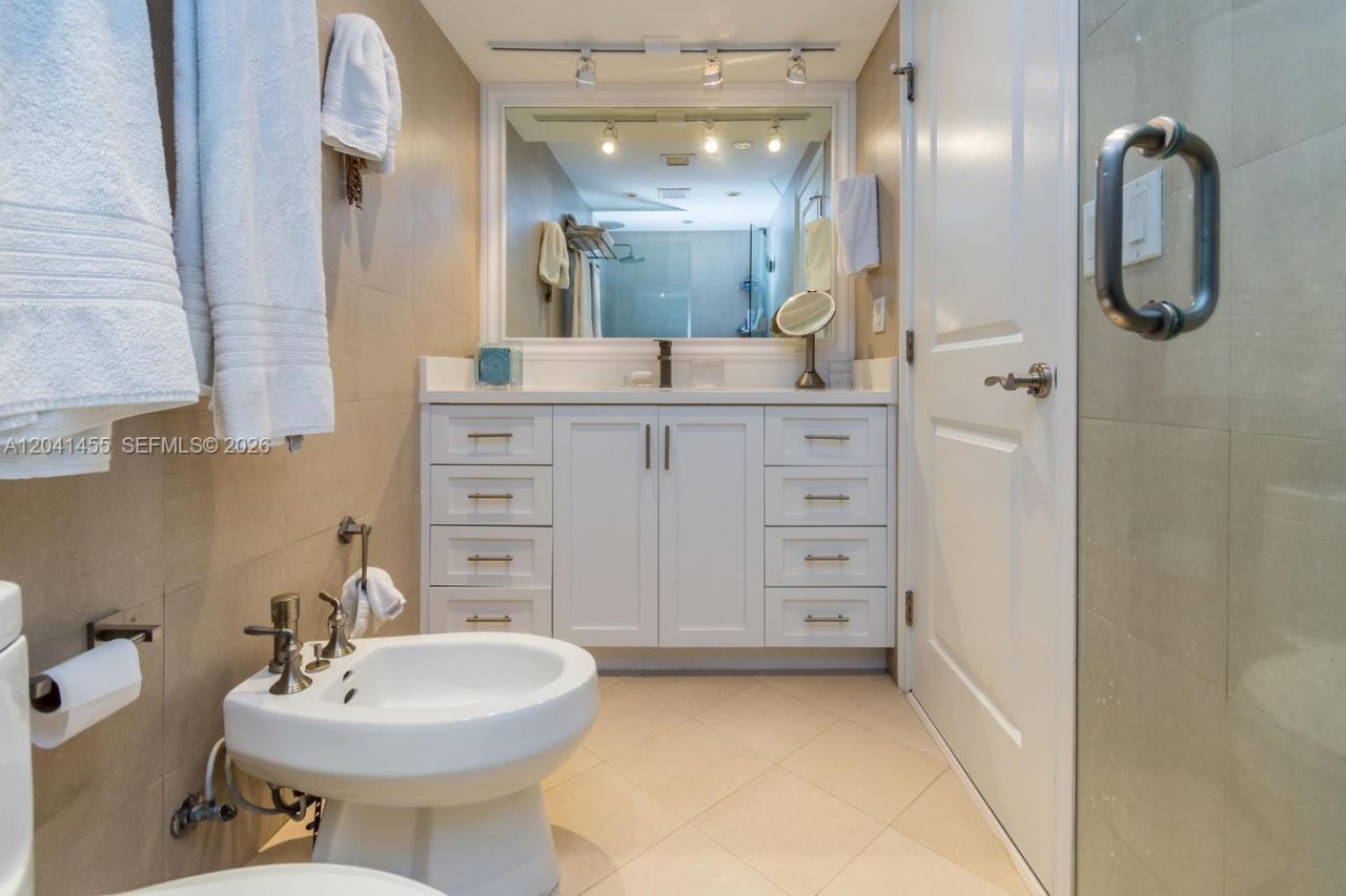 425 Grapetree Dr , Unit 206, Key Biscayne, FL 33149 Photo