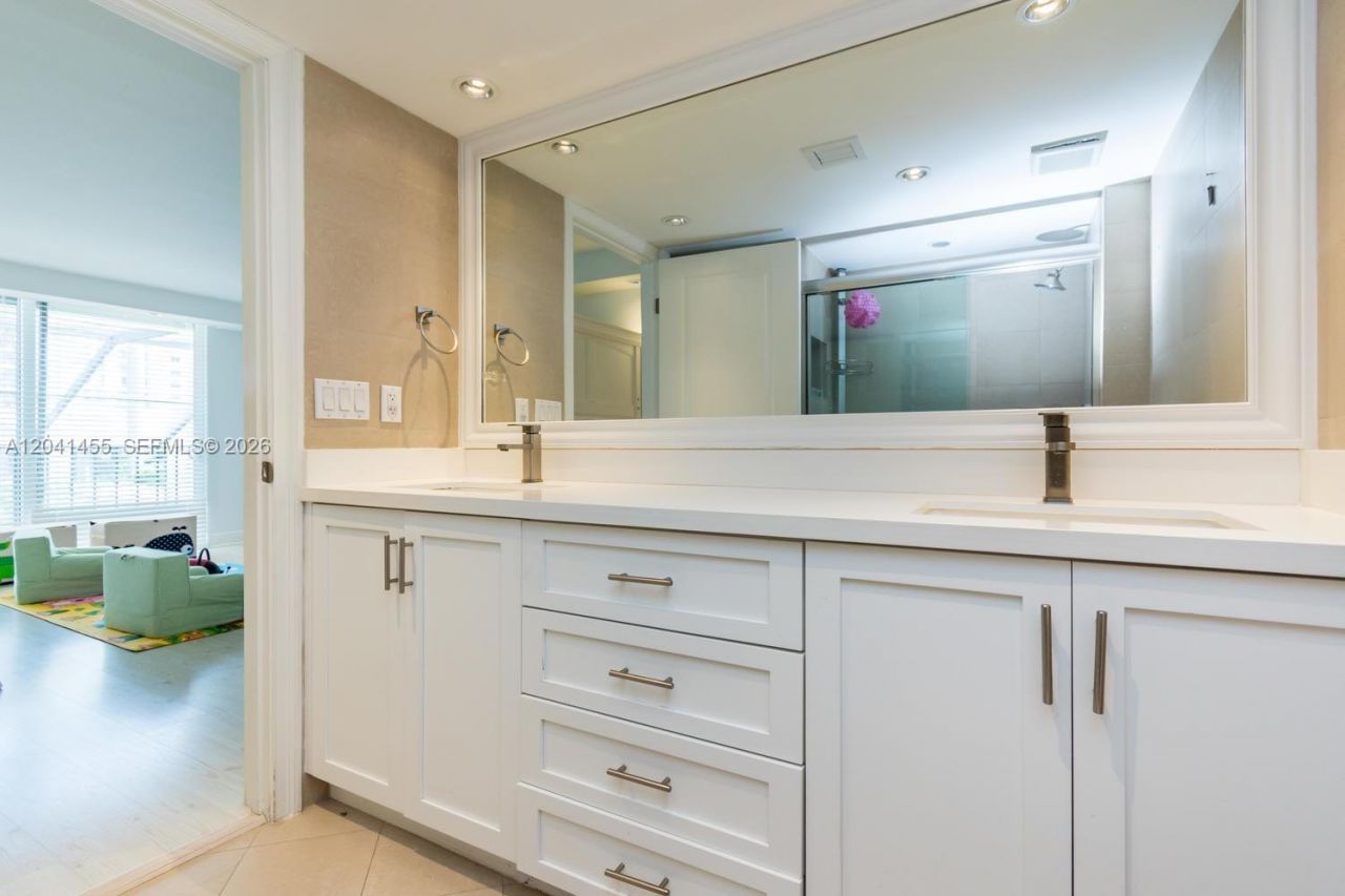 425 Grapetree Dr , Unit 206, Key Biscayne, FL 33149 Photo