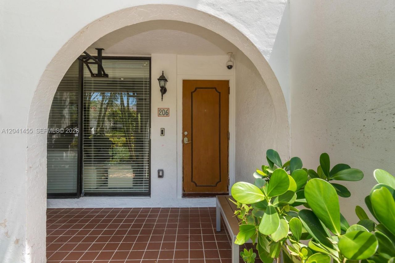 425 Grapetree Dr , Unit 206, Key Biscayne, FL 33149 Photo