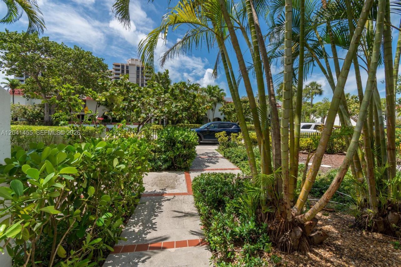 425 Grapetree Dr , Unit 206, Key Biscayne, FL 33149 Photo