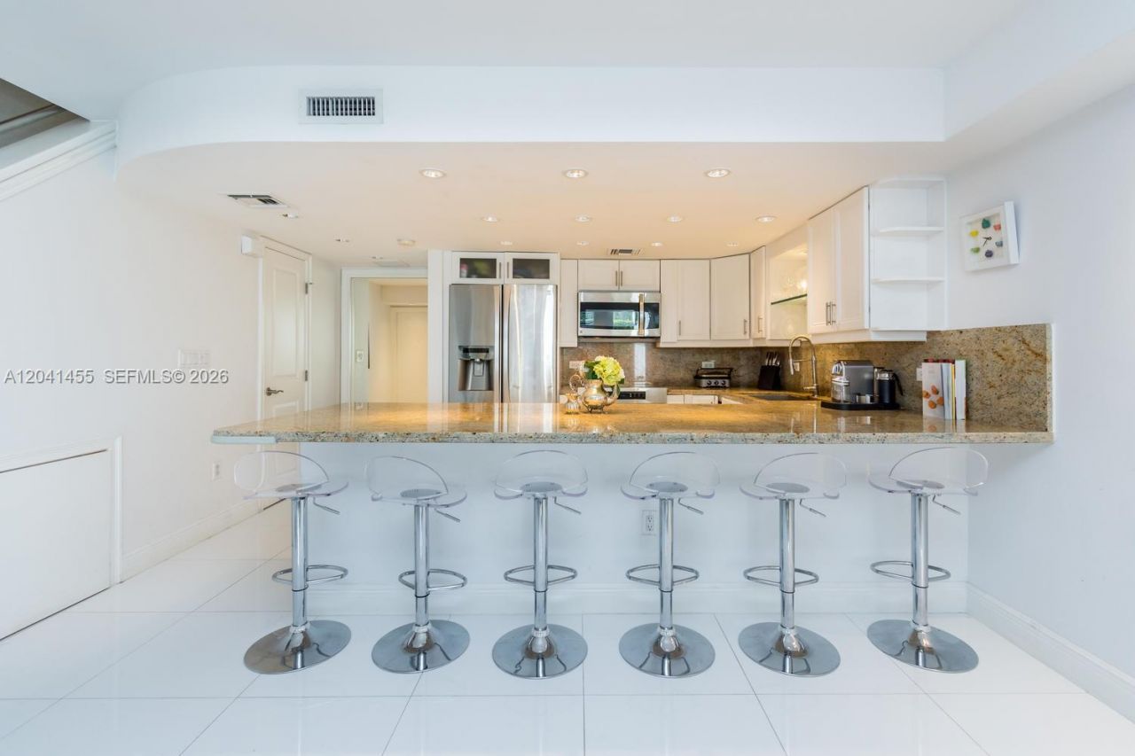 425 Grapetree Dr , Unit 206, Key Biscayne, FL 33149 Photo