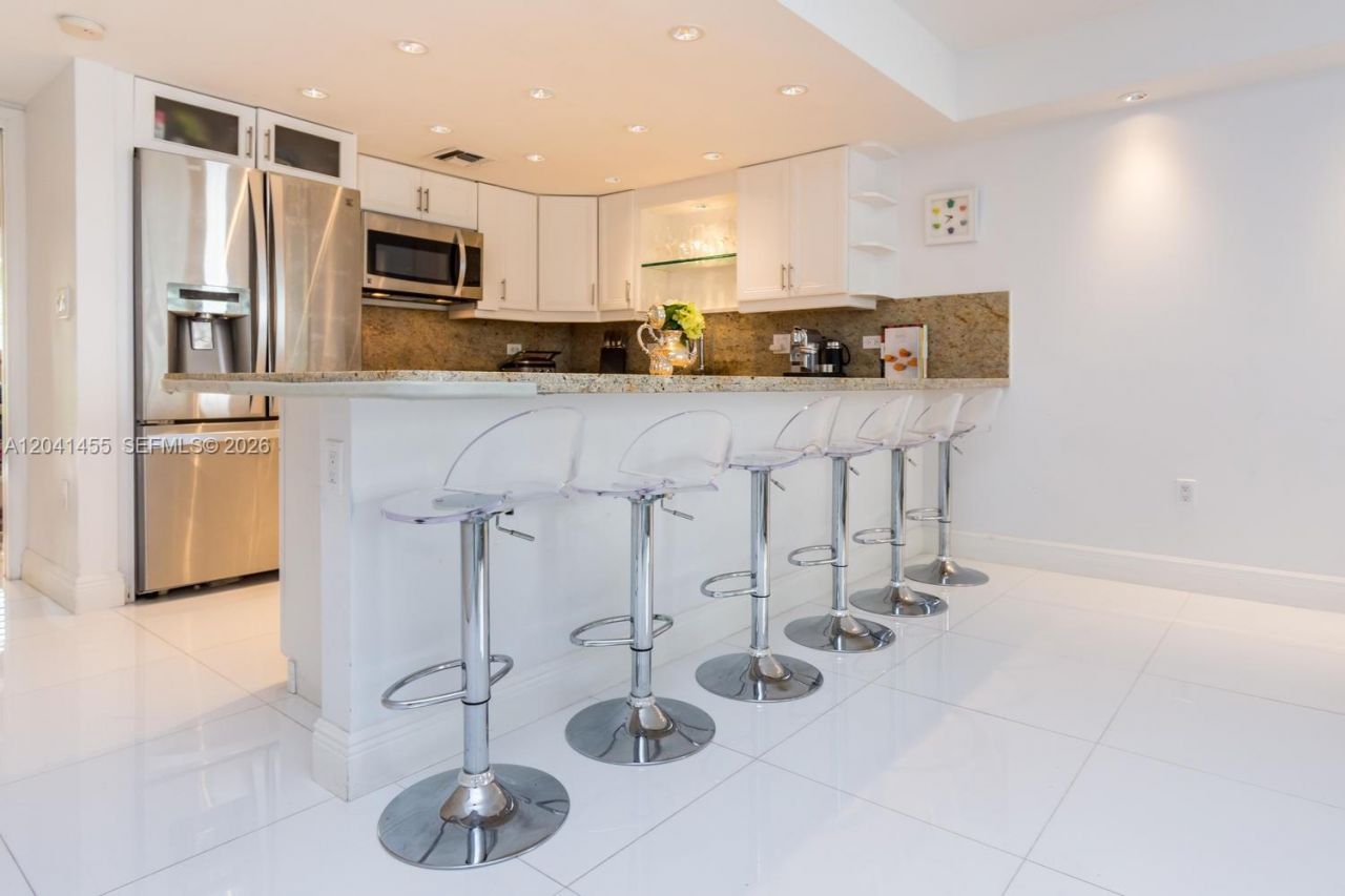 425 Grapetree Dr , Unit 206, Key Biscayne, FL 33149 Photo