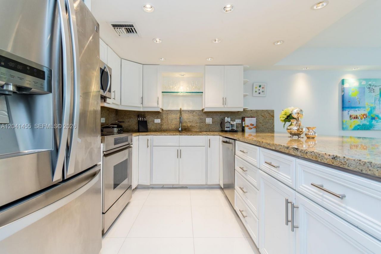 425 Grapetree Dr , Unit 206, Key Biscayne, FL 33149 Photo