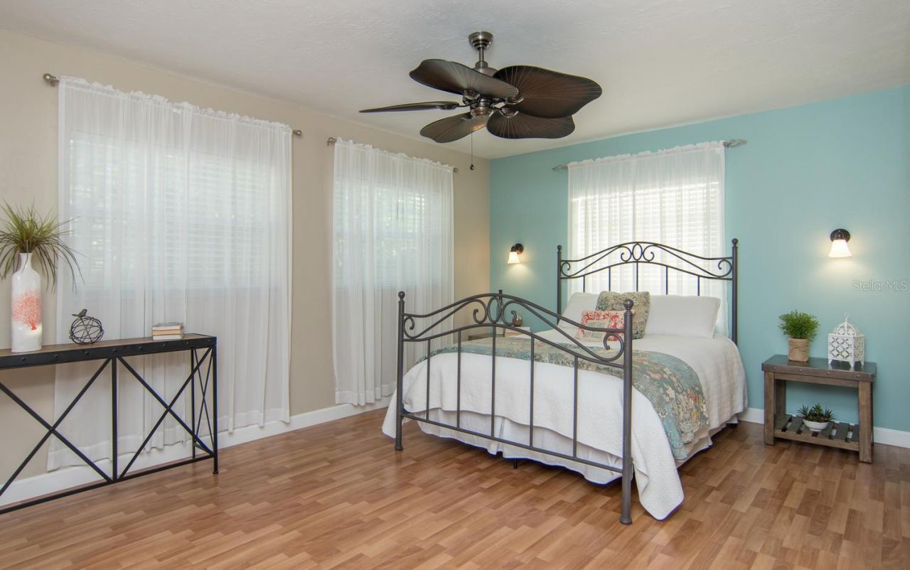 528 59th Way S, Saint Petersburg, FL 33707 Photo