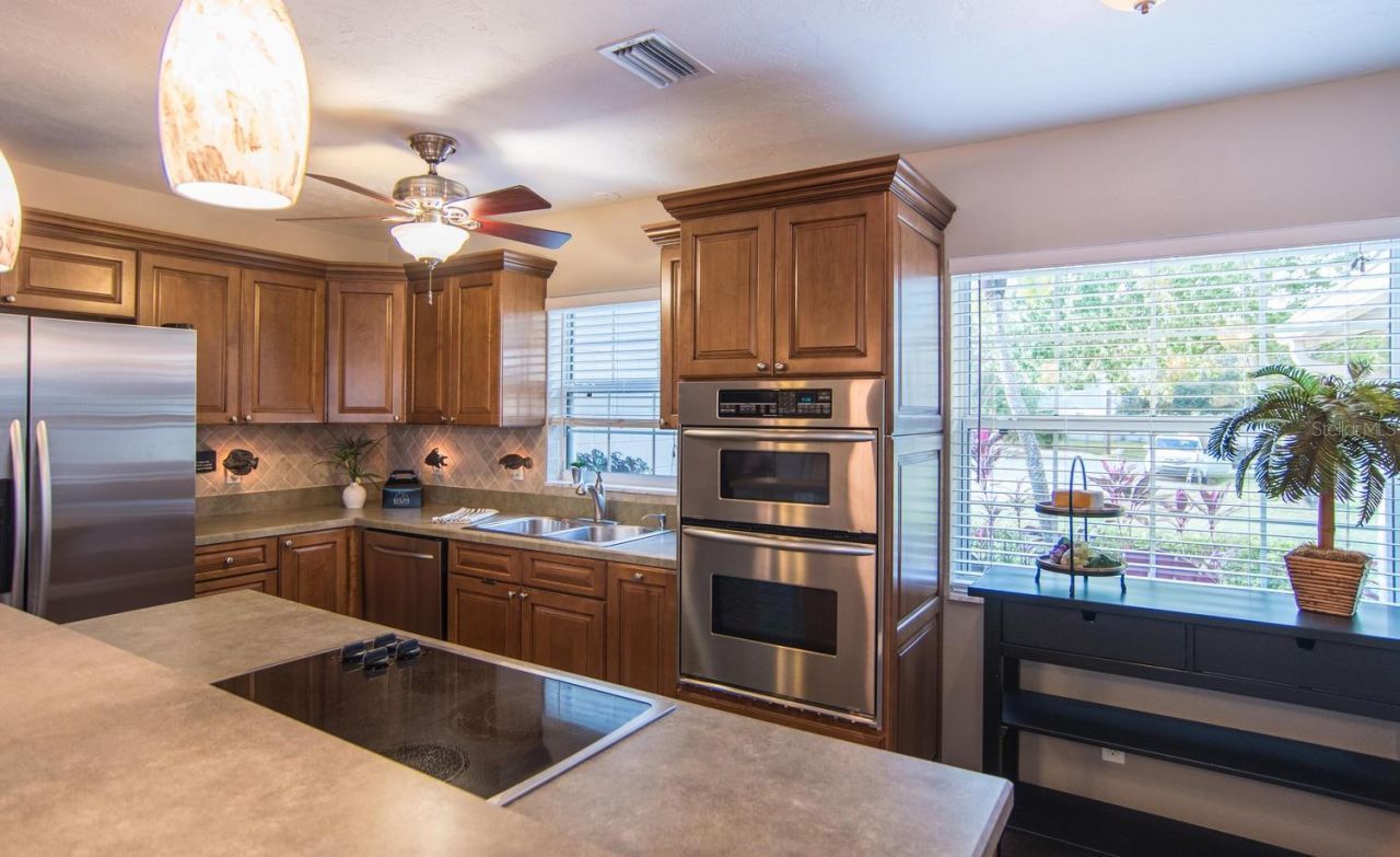 528 59th Way S, Saint Petersburg, FL 33707 Photo