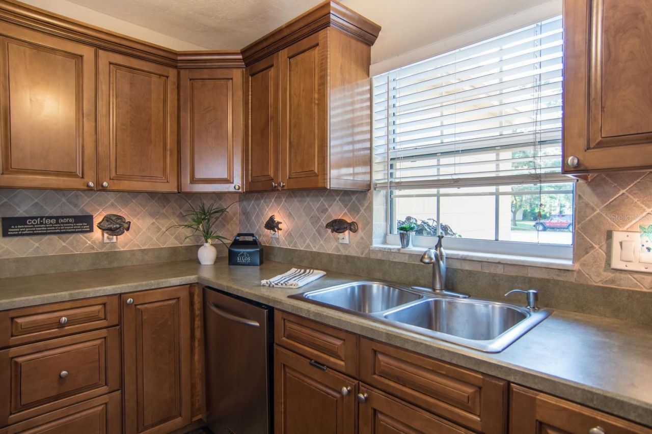 528 59th Way S, Saint Petersburg, FL 33707 Photo