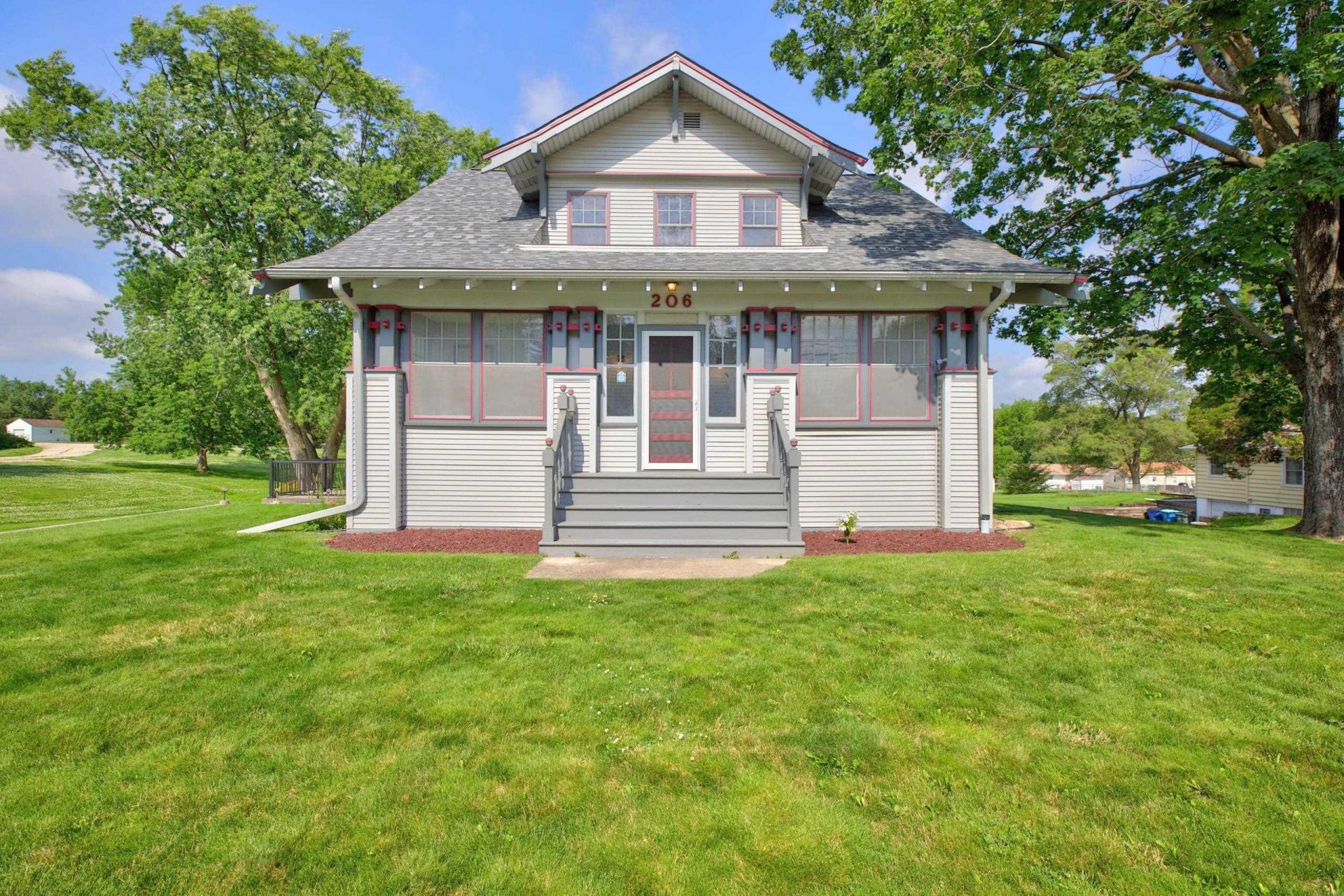 206 S Hackett Road, Waterloo, IA 50701 Main Photo