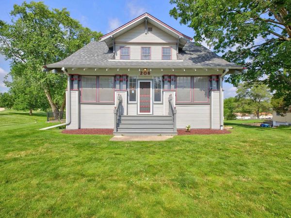206 S Hackett Road, Waterloo, IA 50701