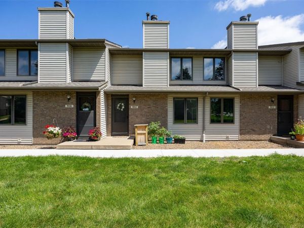 904 West Side Drive , Iowa City, IA 52246