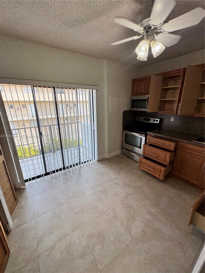 421 Swallow Dr , Unit 10, Miami Springs, FL 33166 Photo