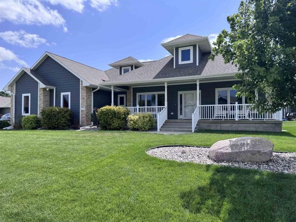 621 Bluestem Trail, Dakota Dunes, SD 57049
