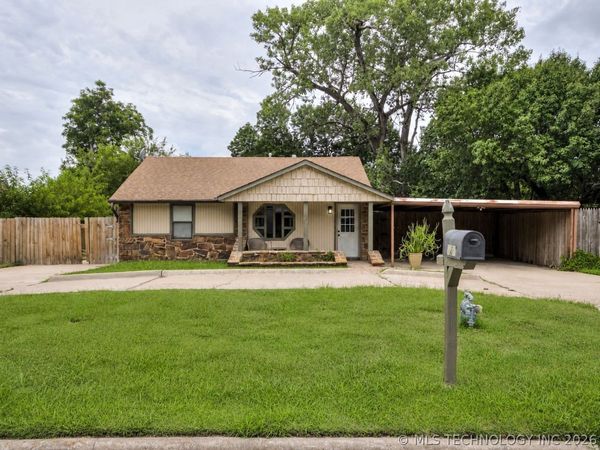 233 NE Queenstown Avenue , Bartlesville, OK 74006