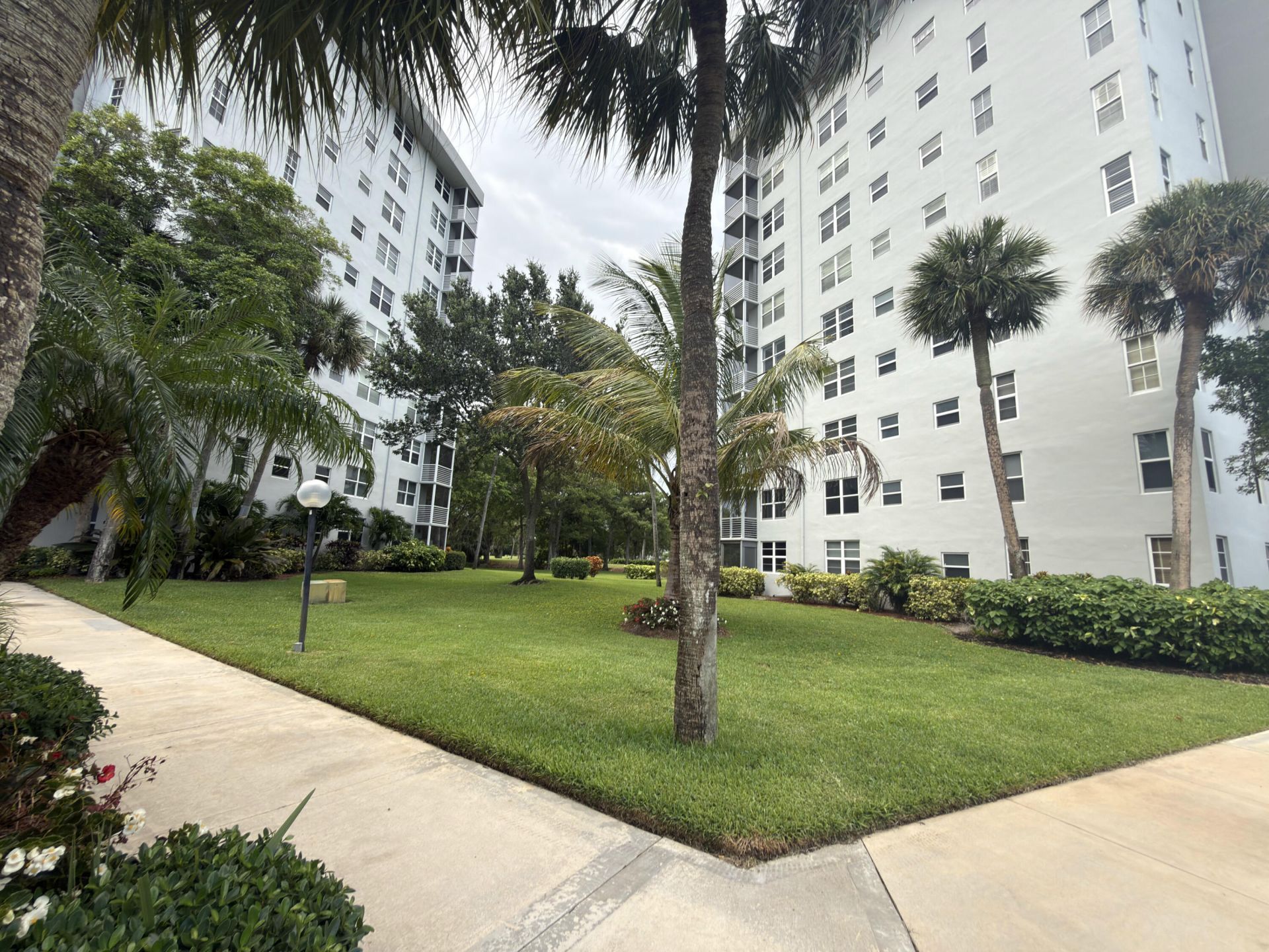 625 Oaks Drive, Unit 305, Pompano Beach, FL 33069 Photo