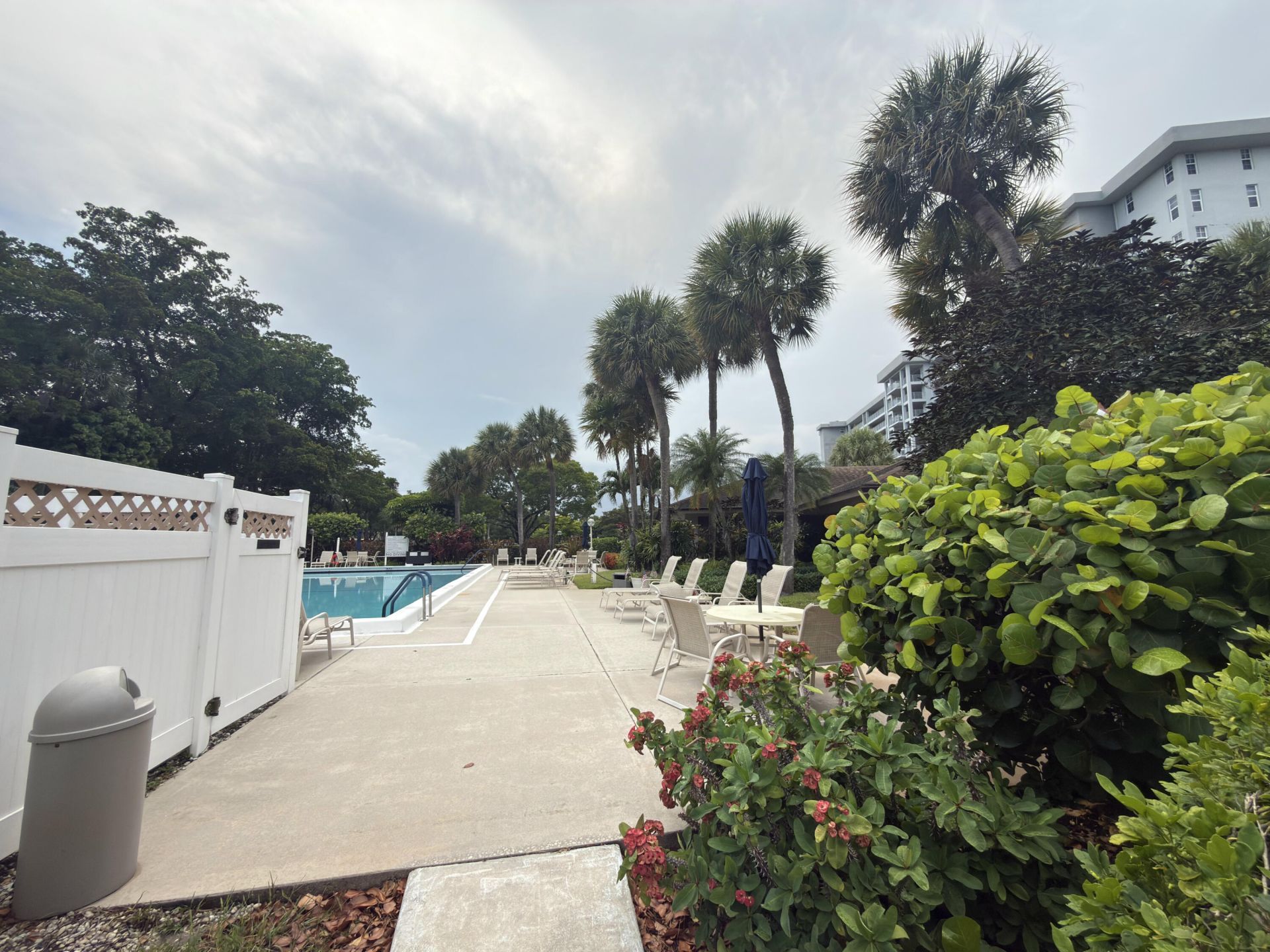 625 Oaks Drive, Unit 305, Pompano Beach, FL 33069 Photo