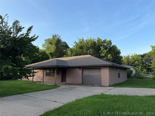 215 NE 7th Street , Checotah, OK 74426