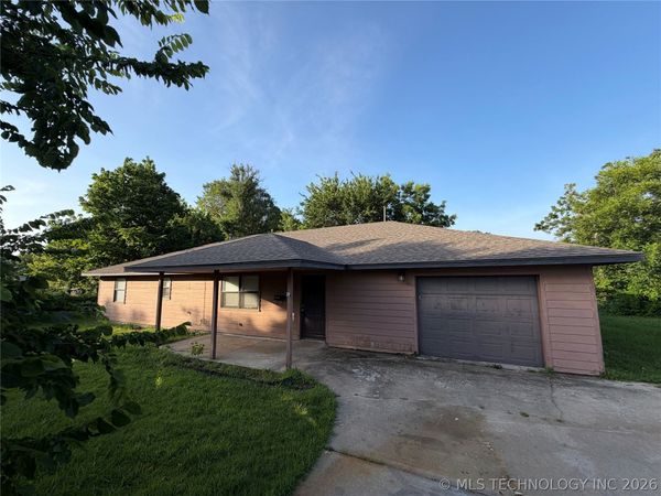 215 NE 7th Street , Checotah, OK 74426