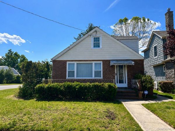 265 Euston Road S, Garden City South, NY 11530