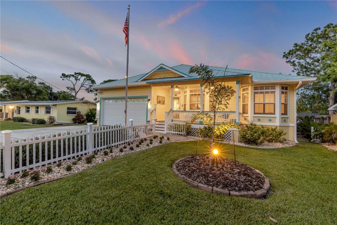 521 S Peninsula Avenue, New Smyrna Beach, FL 32169 Photo