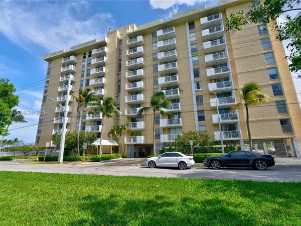 2000 NE 135th St , Unit 908, North Miami, FL 33181