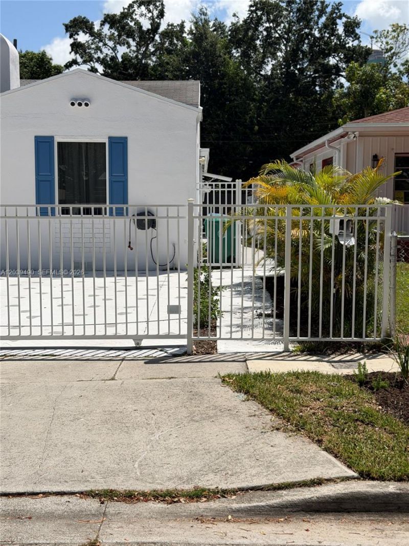 227 SW 26th Rd , Unit Rear, Miami, FL 33129 Photo