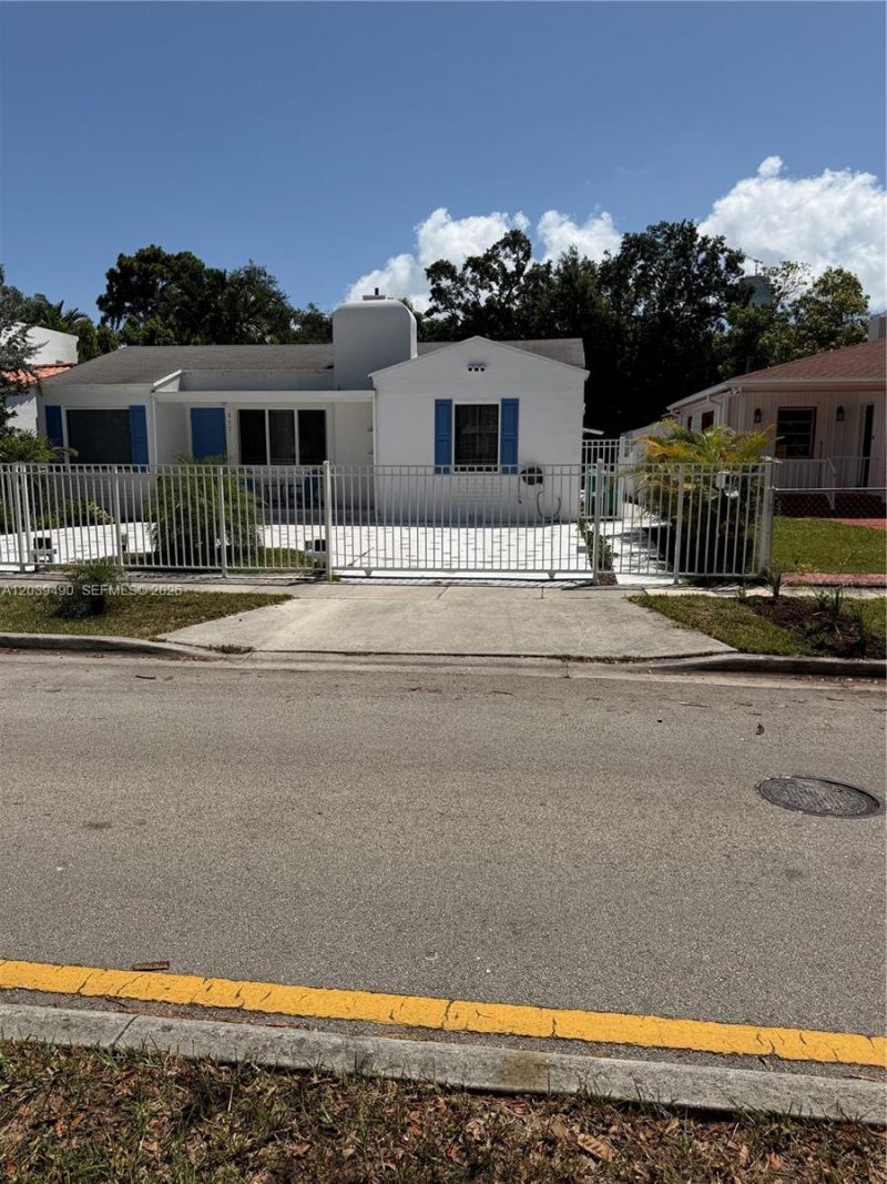 227 SW 26th Rd , Unit Rear, Miami, FL 33129 Photo