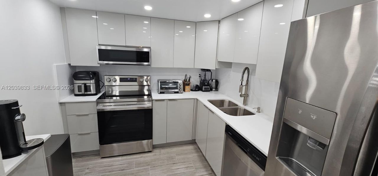 17600 N Bay Rd , Unit N906, Sunny Isles Beach, FL 33160 Photo
