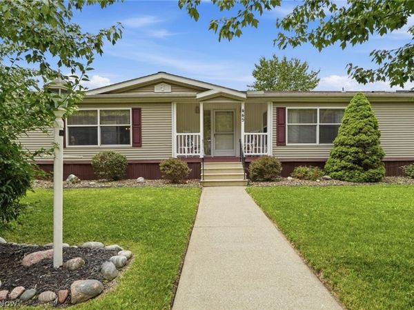 445 Pin Oak Circle , Elyria, OH 44035