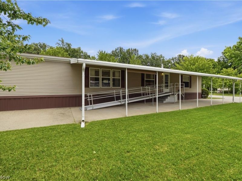 445 Pin Oak Circle, Elyria, OH 44035 Photo 3