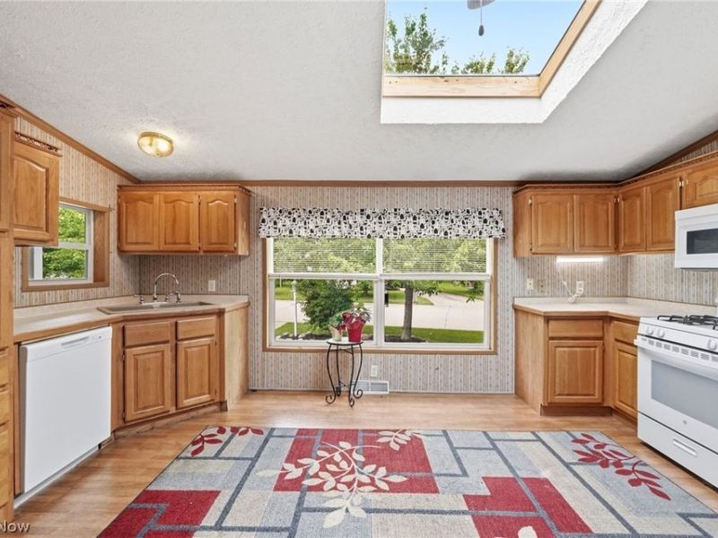 445 Pin Oak Circle, Elyria, OH 44035 Photo 6