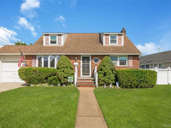 23 Scholl Drive , Farmingdale, NY 11735