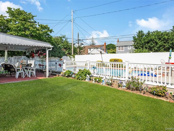 23 Scholl Drive , Farmingdale, NY 11735