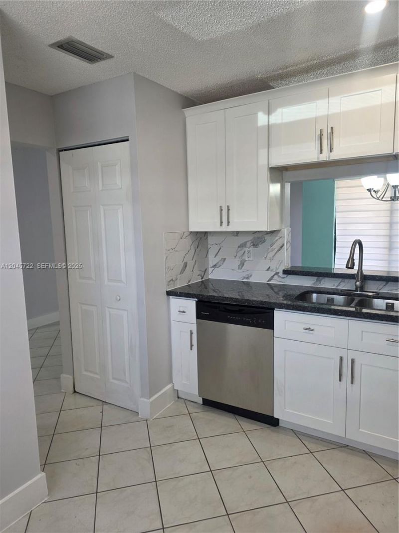 6119 NW 171st St , Unit 6116, Hialeah, FL 33015 Photo