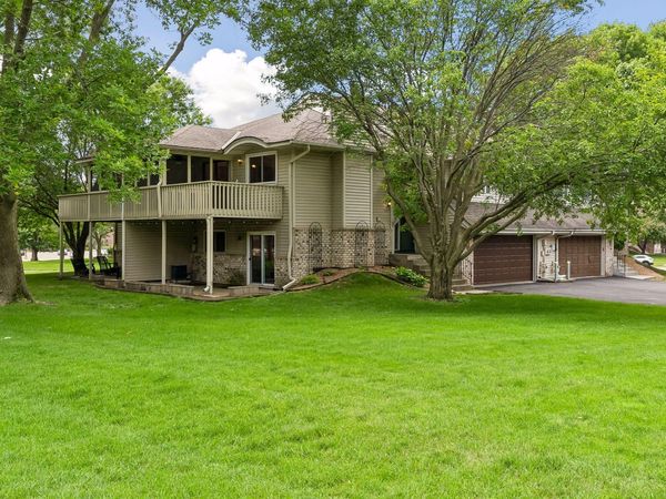 1015 Aston Circle, Burnsville, MN 55337
