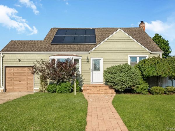 69 Louis Drive , Farmingdale, NY 11735