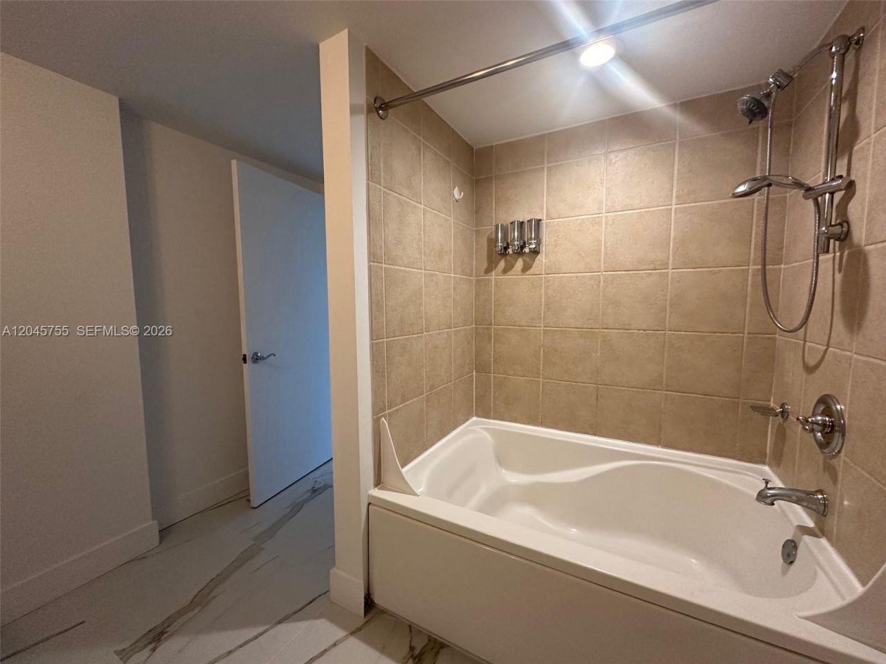 19501 W Country Club Dr, Unit 406, Aventura, FL 33180 Photo
