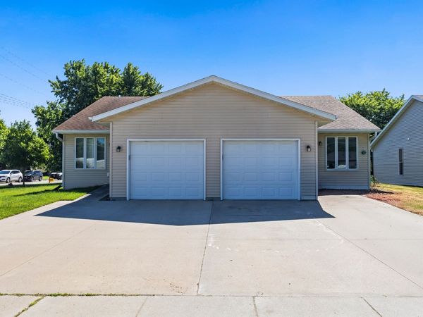 1327 W 3rd Street, Nevada, IA 50201