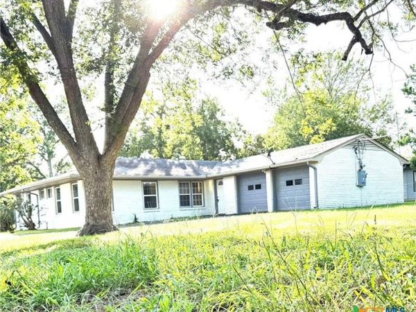 302 Smith Street , Gonzales, TX 78629