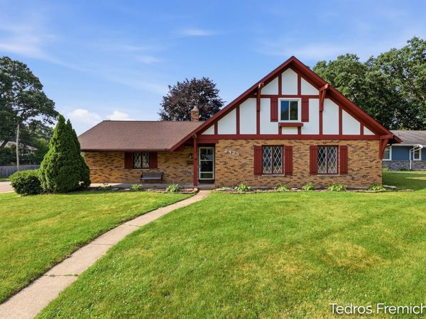 2423 Ridgefield Road, Portage, MI 49024