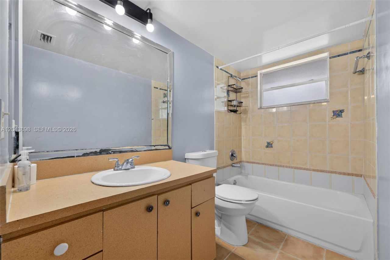 1780 NE 191st St , Unit 100-2, Miami, FL 33179 Photo