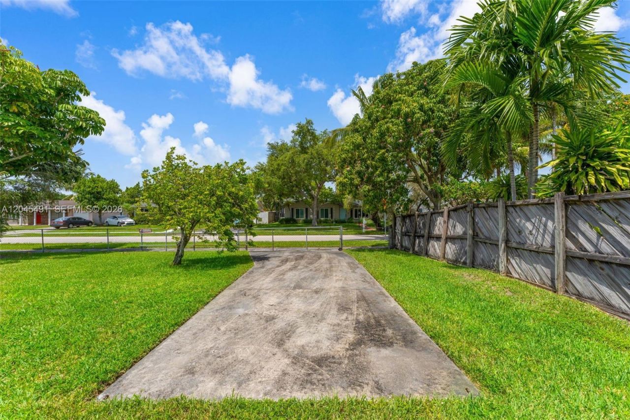 12061 SW 119th St , Miami, FL 33186 Photo