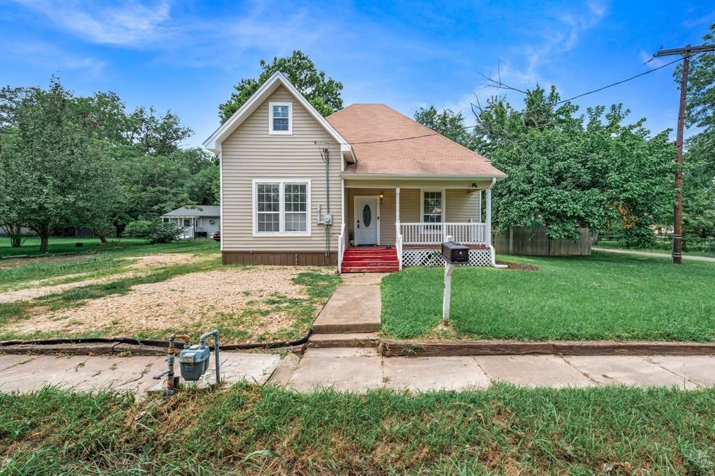 1301 Locust Street, Commerce, TX 75428 Main Photo