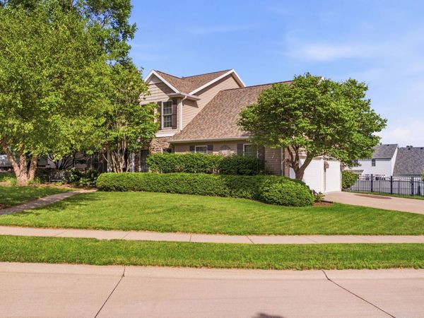 5679 Appleton Road , Bettendorf, IA 52722