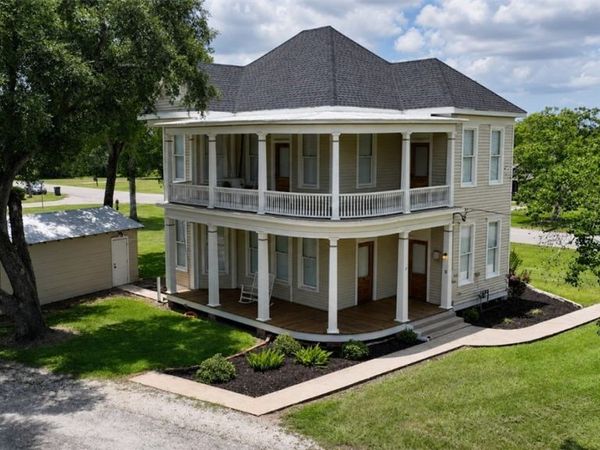 506 Young, Edna, TX 77957