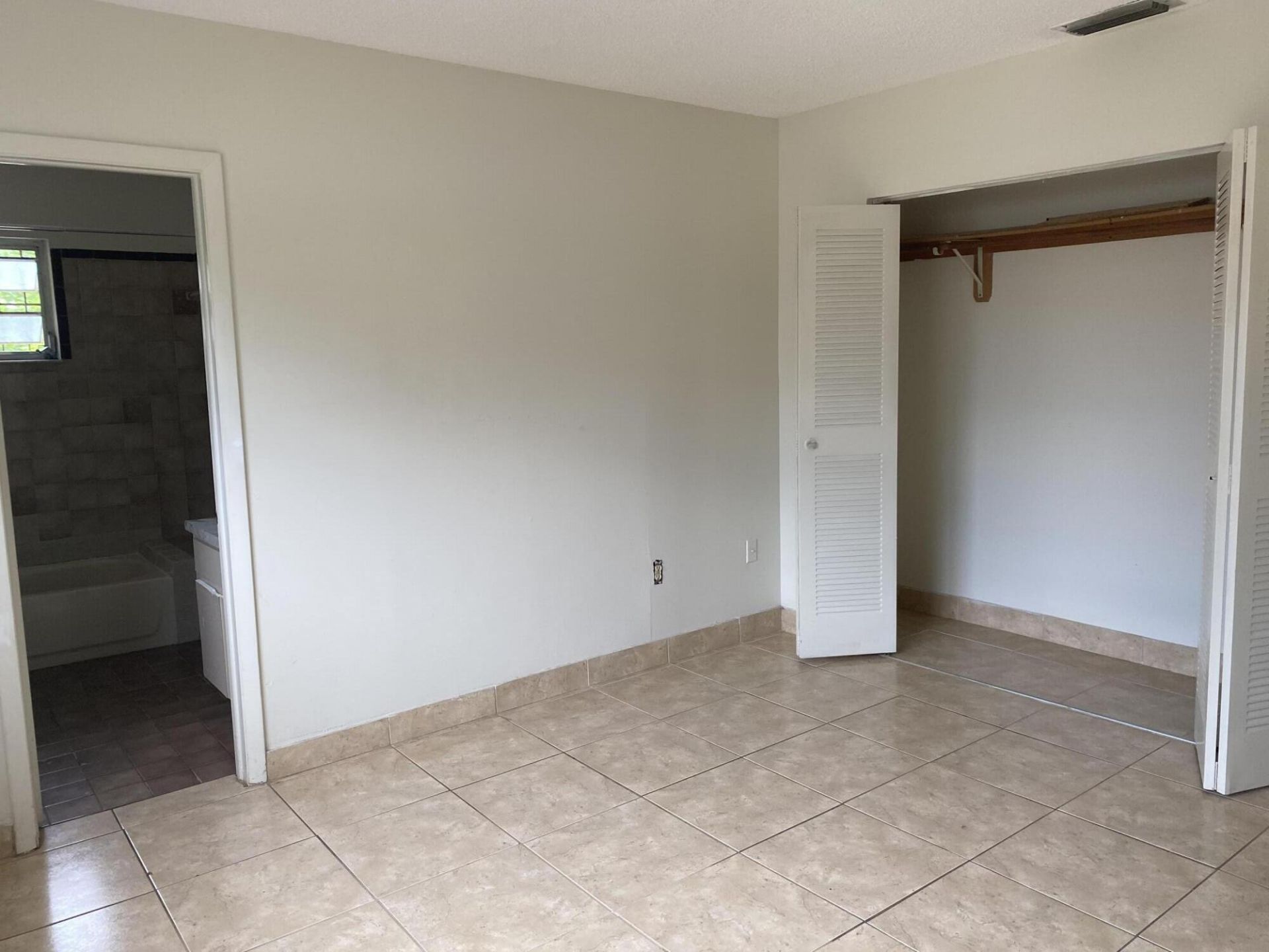 1050 NW 100th Street, Miami, FL 33150 Photo
