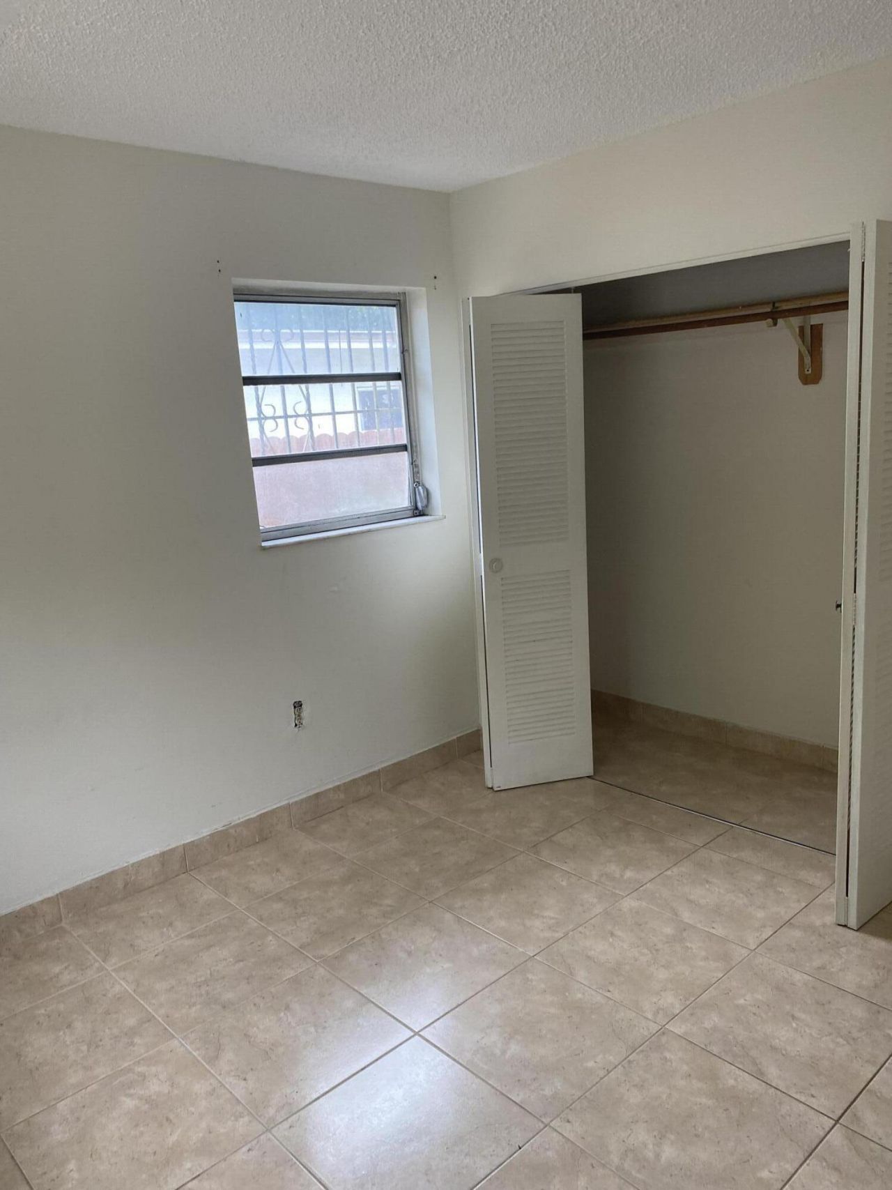 1050 NW 100th Street, Miami, FL 33150 Photo