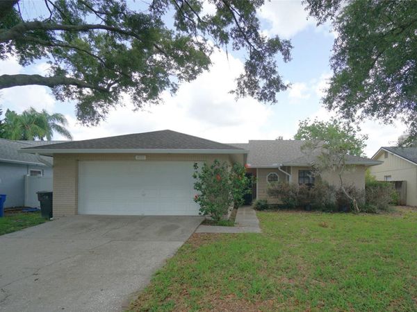 8755 HAMPDEN DRIVE, TAMPA, FL 33626