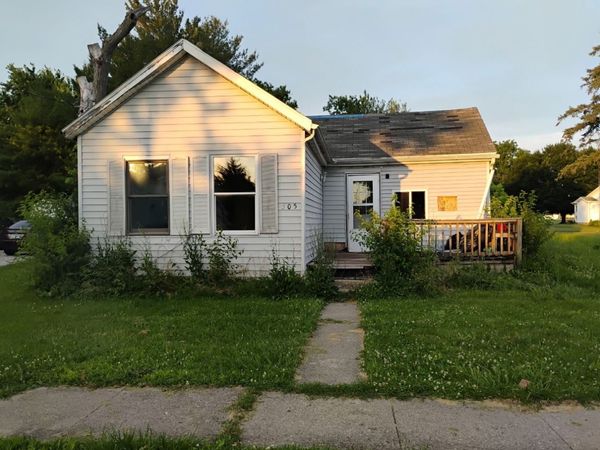 505 N Broadway Street , Newman, IL 61942