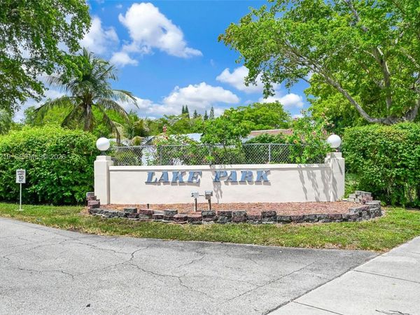 942 NE 199th St , Unit 4E, Miami, FL 33179